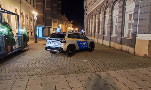 2 &oacute;r&aacute;t&oacute;l fegyveres rendőr&ouml;kkel &eacute;s akad&aacute;lyokkal v&eacute;dik a kaposv&aacute;ri adventi v&aacute;s&aacute;rt is