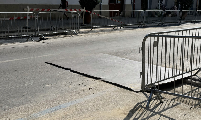 Olyan hangos mintha mellett&uuml;nk &aacute;gy&uacute;zn&aacute;nak! Panaszkodnak a lak&oacute;k a Fő utcai fel&uacute;j&iacute;t&aacute;sra - VIDE&Oacute;