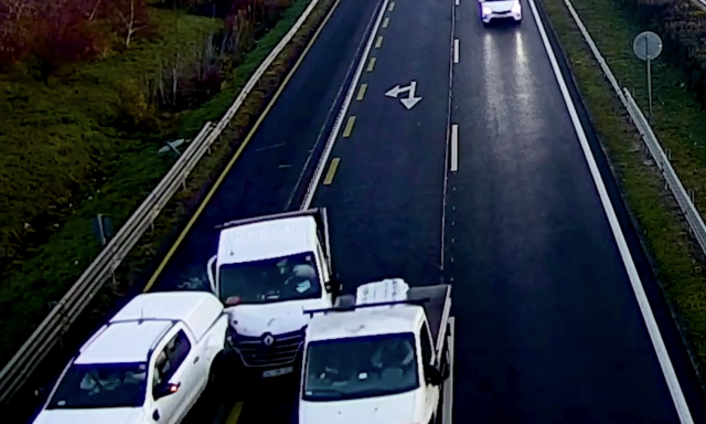 7 aut&oacute;t t&ouml;rt &ouml;ssze egy plat&oacute;s aut&oacute; figyelmetlen sofőrje az M7-esen