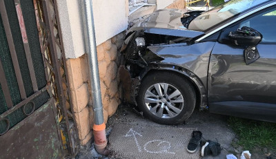 Kis h&iacute;j&aacute;n trag&eacute;dia Kaposv&aacute;ron: gyermek okozott balesetet egy udvaron parkol&oacute; aut&oacute;val