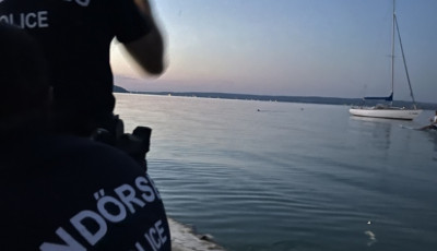 Vas&aacute;rnap hajnalban kimentettek egy 14 &eacute;ves l&aacute;nyt a Balatonb&oacute;l