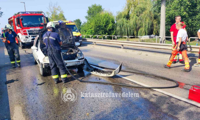 &Uuml;tk&ouml;z&ouml;tt, majd kigyulladt egy aut&oacute; kedd d&eacute;lut&aacute;n a 67-es &uacute;ton