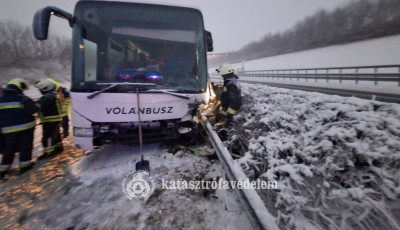 48 műszaki ment&eacute;shez riasztott&aacute;k a tűzolt&oacute;kat a havaz&aacute;s miatt