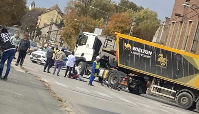 Ker&eacute;kp&aacute;rost g&aacute;zolt egy kamion a P&eacute;csi utc&aacute;ban