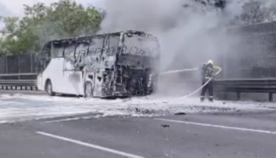 Kaposv&aacute;ri k&oacute;rustal&aacute;lkoz&oacute;ra tart&oacute; iskol&aacute;s gyerekek busza gyulladt ki az M0-&aacute;son