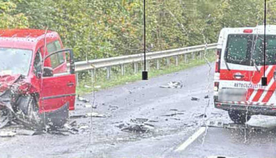 K&eacute;t aut&oacute; &uuml;tk&ouml;z&ouml;tt Kapospula ut&aacute;n