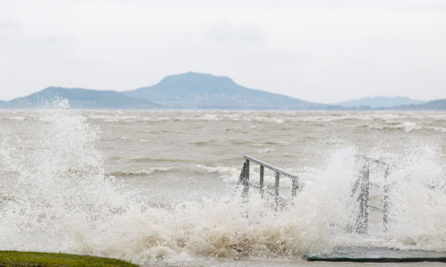 H&eacute;tfőn megbillent a Balaton v&iacute;zt&uuml;kre a hatalmas sz&eacute;ll&ouml;k&eacute;sek miatt