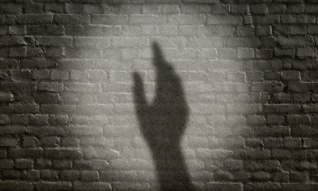 &Eacute;lőben k&ouml;zvet&iacute;tette &ouml;ngyilkoss&aacute;g&aacute;t egy fiatal - Senki nem akad&aacute;lyozta meg, senki nem h&iacute;vott seg&iacute;ts&eacute;get