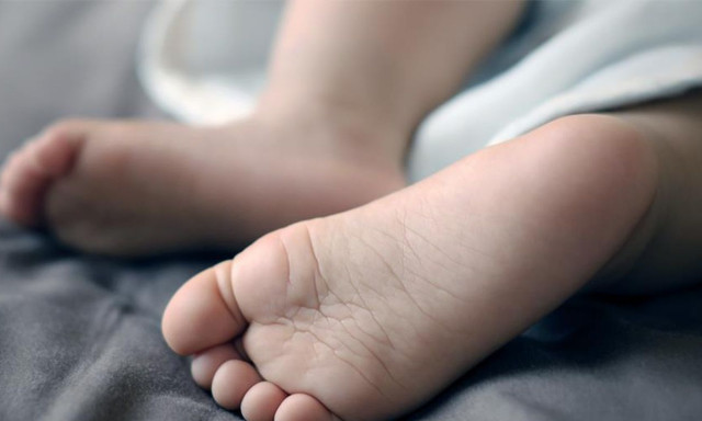 Megsz&uuml;lte, majd meg&ouml;lte &uacute;jsz&uuml;l&ouml;tt gyerek&eacute;t egy 15 &eacute;ves l&aacute;ny P&eacute;csen