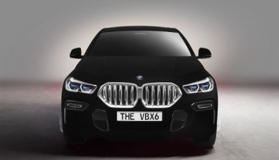 Olyan fekete ez az &uacute;j BMW, hogy szinte 2 dimenzi&oacute;snak tűnik