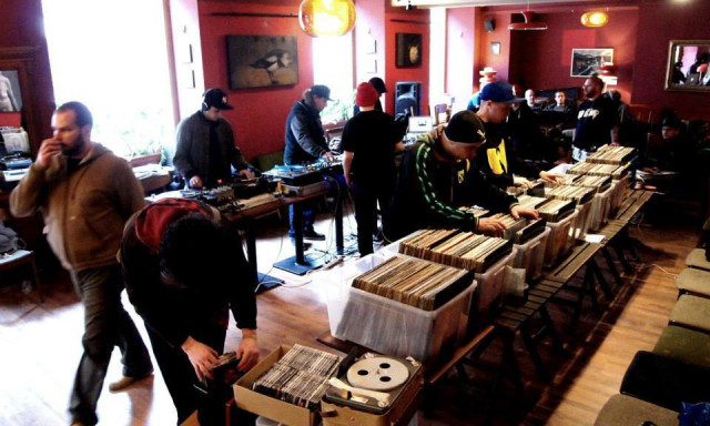 Bakelit bety&aacute;rok, idessetek! M&aacute;jus 26-&aacute;n megrendez&eacute;sre ker&uuml;l az első kaposv&aacute;ri lemezb&ouml;rze