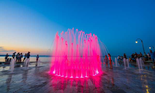 Egy pesti nő 200 ezer forint s&eacute;relmid&iacute;jat k&eacute;r Si&oacute;fok &ouml;nkorm&aacute;nyzat&aacute;t&oacute;l, mert lespriccelte egy sz&ouml;kők&uacute;t