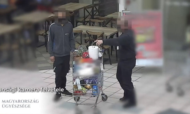 Nem siker&uuml;lt fizet&eacute;s n&eacute;lk&uuml;l kitolni az &aacute;ruh&aacute;zb&oacute;l a p&uacute;posra pakolt bev&aacute;s&aacute;rl&oacute;kocsit - VIDE&Oacute;