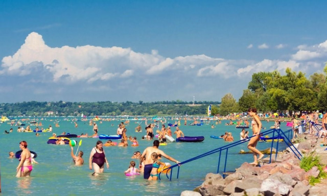 T&eacute;rk&eacute;pre rakt&aacute;k a Balaton d&eacute;li partj&aacute;nak legvesz&eacute;lyesebb szakaszait