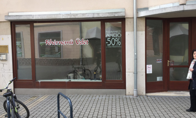 Egy &uacute;jabb &uuml;zlettől kellett szomor&uacute; b&uacute;cs&uacute;t venn&uuml;nk!