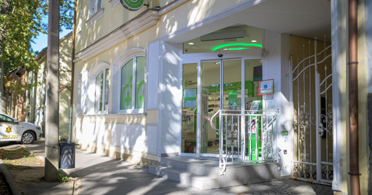 Robot segíti a munkát a kaposvári Arany Sas Patikában - Belestünk a város egyik legmodernebb gyógyszertárába
