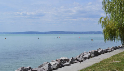 Melyik a legdr&aacute;g&aacute;bb &eacute;s melyik a legolcs&oacute;bb balatoni strand? Mutatjuk!