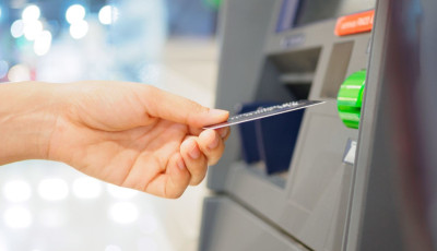 &Uacute;jrahasznos&iacute;tott műanyagb&oacute;l k&eacute;sz&uuml;lő bankk&aacute;rty&aacute;t tesztel az OTP Bank