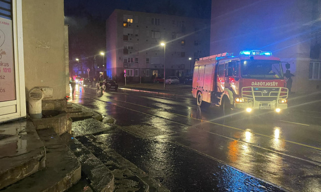 Ez&eacute;rt sz&oacute;lnak a szir&eacute;n&aacute;k &ndash; Gyalogosg&aacute;zol&aacute;s az &Aacute;chimban, baleset az Arany J&aacute;nosban