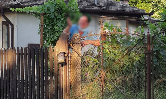 Ilyen a mes&eacute;kben sincs! Lop&aacute;s k&ouml;zben akadt fenn a ker&iacute;t&eacute;sen a tolvaj, a rendőr&ouml;knek kellett leszedni