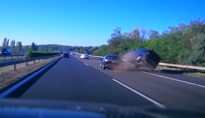&Oacute;ri&aacute;sit borult a balesetet okoz&oacute; aut&oacute; az M7-esen szombaton - VIDE&Oacute;