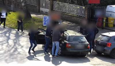 Vide&oacute;n az elfog&aacute;s: &aacute;lrendőr bukott le Somogyban, egy idős embert akart leh&uacute;zni 30 milli&oacute;val