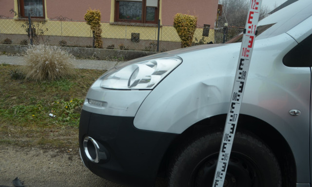 Sz&eacute;p munka! Egyszerre k&eacute;t aut&oacute;t is lez&uacute;zott, meg se &aacute;llt - Keresik a rendőr&ouml;k