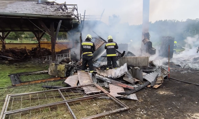 Porig &eacute;gett egy t&aacute;rol&oacute; Osztop&aacute;non, n&eacute;gy g&aacute;zpalackot m&eacute;g időben kihoztak a tűzolt&oacute;k - VIDE&Oacute;