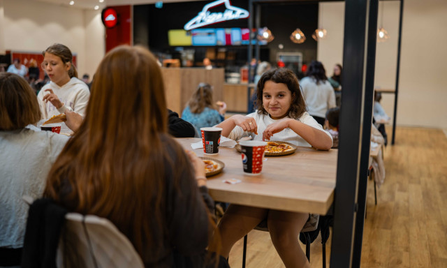 100 pizz&aacute;val l&aacute;tta vend&eacute;g&uuml;l a gyerekeket a kaposv&aacute;ri Pizza Hut