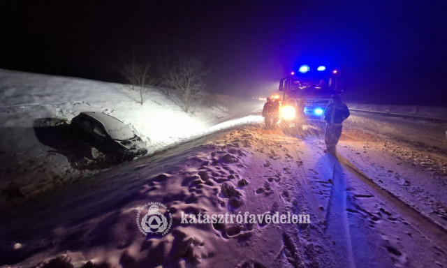 Elakadt j&aacute;rműveket mentettek a tűzolt&oacute;k Somogyban