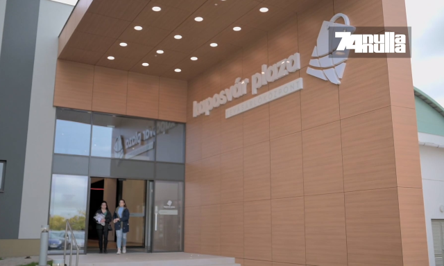 Elk&eacute;sz&uuml;lt a r&aacute;ncfelvarr&aacute;s, p&eacute;nteken &aacute;tadt&aacute;k a fel&uacute;j&iacute;tott Kaposv&aacute;r Pl&aacute;z&aacute;t - VIDE&Oacute;