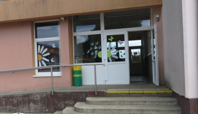 Balh&eacute; az iskol&aacute;ban: tan&aacute;rokat l&ouml;k&ouml;tt f&eacute;lre a tini, hogy megl&eacute;phessen &ndash; M&aacute;r rabl&aacute;s miatt is &uuml;lt a v&aacute;dlottak padj&aacute;n