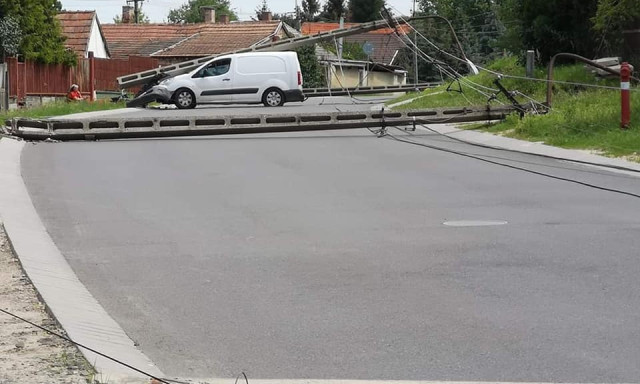 Ilyet m&eacute;g nem l&aacute;ttunk - 7 oszlopot siker&uuml;lt egyszerre kid&ouml;ntenie az aut&oacute;snak