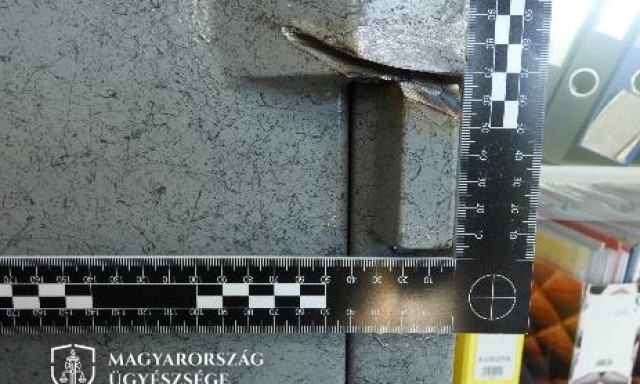 Peches kaposv&aacute;ri tolvaj - Sarokcsiszol&oacute;val pr&oacute;b&aacute;lta kinyitni az 1,5 milli&oacute;t rejtő sz&eacute;fet