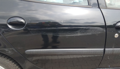 FELH&Iacute;V&Aacute;S! Megh&uacute;zott egy Peugeot-t a Lidl parkol&oacute;ban, keresi a rendőrs&eacute;g