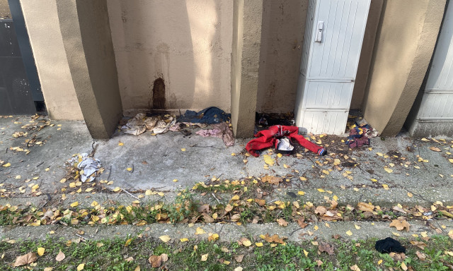 Nonstop ker&uuml;lgetik a lak&oacute;k a fek&aacute;li&aacute;t a Kereszt utcai hők&ouml;zpont mellett, a v&aacute;ros m&eacute;gsem tesz semmit