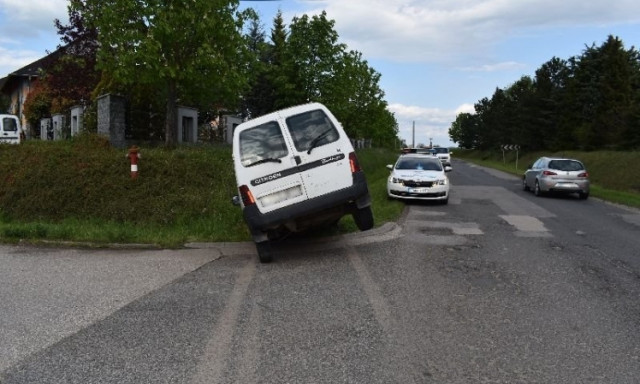 Nem akart hazas&eacute;t&aacute;lni, ink&aacute;bb lopott egy kocsit &eacute;s bet&eacute;pve egy &aacute;rokba hajtott Balatonlell&eacute;n
