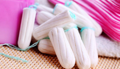 Sk&oacute;ci&aacute;ban mindenkinek ingyenesen el&eacute;rhetőv&eacute; tett&eacute;k a menstru&aacute;ci&oacute;s term&eacute;keket