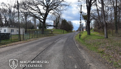 Gyorsan hajtott, el&uuml;t&ouml;tte a r&eacute;szegen az &uacute;t k&ouml;zep&eacute;n fekvő f&eacute;rfit