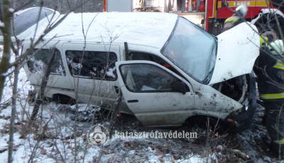 Kisbusz borult az oldal&aacute;ra h&eacute;tfőn Barcs &eacute;s Dar&aacute;ny k&ouml;z&ouml;tt