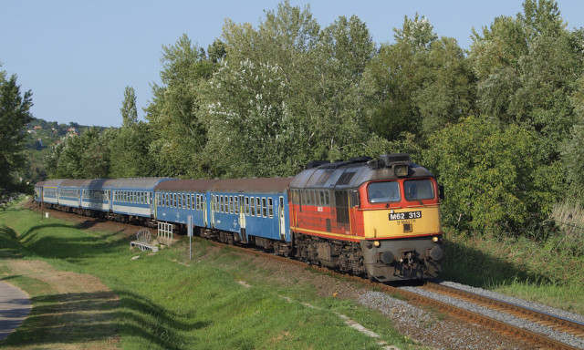 5 dolog, amit nyugodtan megtehetsz, am&iacute;g k&eacute;sik a balatoni vonat