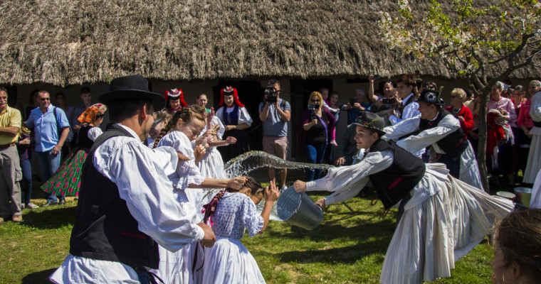 Na ezért nem hervadnak el a szennai lányok! Húsvéti forgatag KÉPGALÉRIA a skanzenből