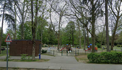 Cs&uuml;t&ouml;rt&ouml;k&ouml;n z&aacute;rva lesznek a Berzsenyi parkban l&eacute;vő j&aacute;tsz&oacute;t&eacute;r kapui