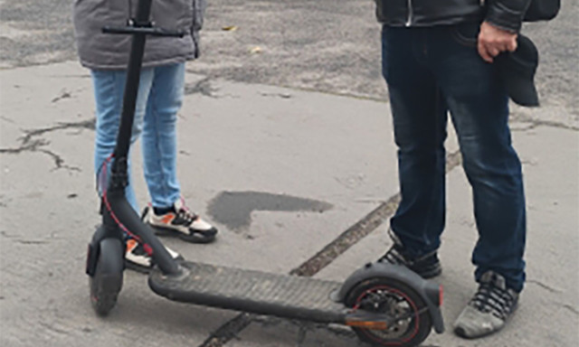 Kaposv&aacute;ri c&eacute;ghez ment &aacute;ll&aacute;sinterj&uacute;ra, leendő munkat&aacute;rsa rollerj&eacute;vel t&aacute;vozott