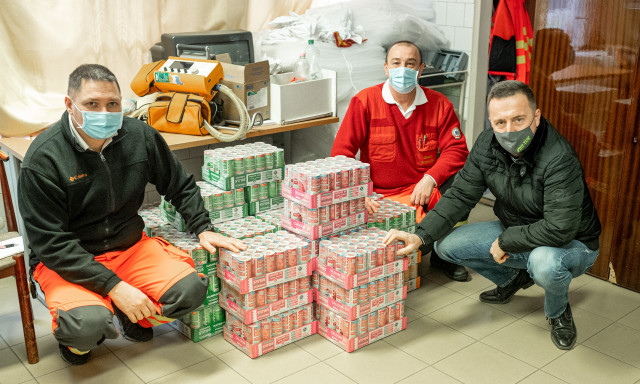 Vitaminitalokat adom&aacute;nyozott a kaposv&aacute;ri mentős&ouml;knek a Tele-Tank