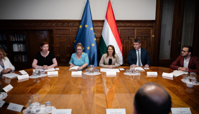 &Uacute;j alapokra helyezn&eacute; az &ouml;nkorm&aacute;nyzatokkal val&oacute; egy&uuml;ttműk&ouml;d&eacute;st Dr. Lőrincz Vikt&oacute;ria