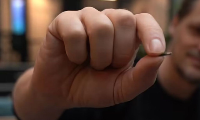 Egy sv&eacute;d c&eacute;g t&eacute;nyleg chipet rak az olt&aacute;ssal az emberekbe, de teljesen m&aacute;s okb&oacute;l, mint gondoln&aacute;nk - VIDE&Oacute;