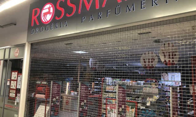 Ugyan ideiglenesen, de bez&aacute;rt a Rossmann a Petőfi utc&aacute;ban