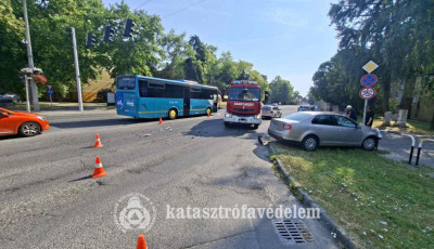 Front&aacute;lisan &uuml;tk&ouml;z&ouml;tt k&eacute;t aut&oacute; Kaposv&aacute;ron