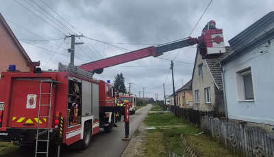 Berzenc&eacute;n egy h&aacute;z, Balatonkereszt&uacute;ron a sportcsarnok tetej&eacute;t bontotta meg a sz&eacute;l